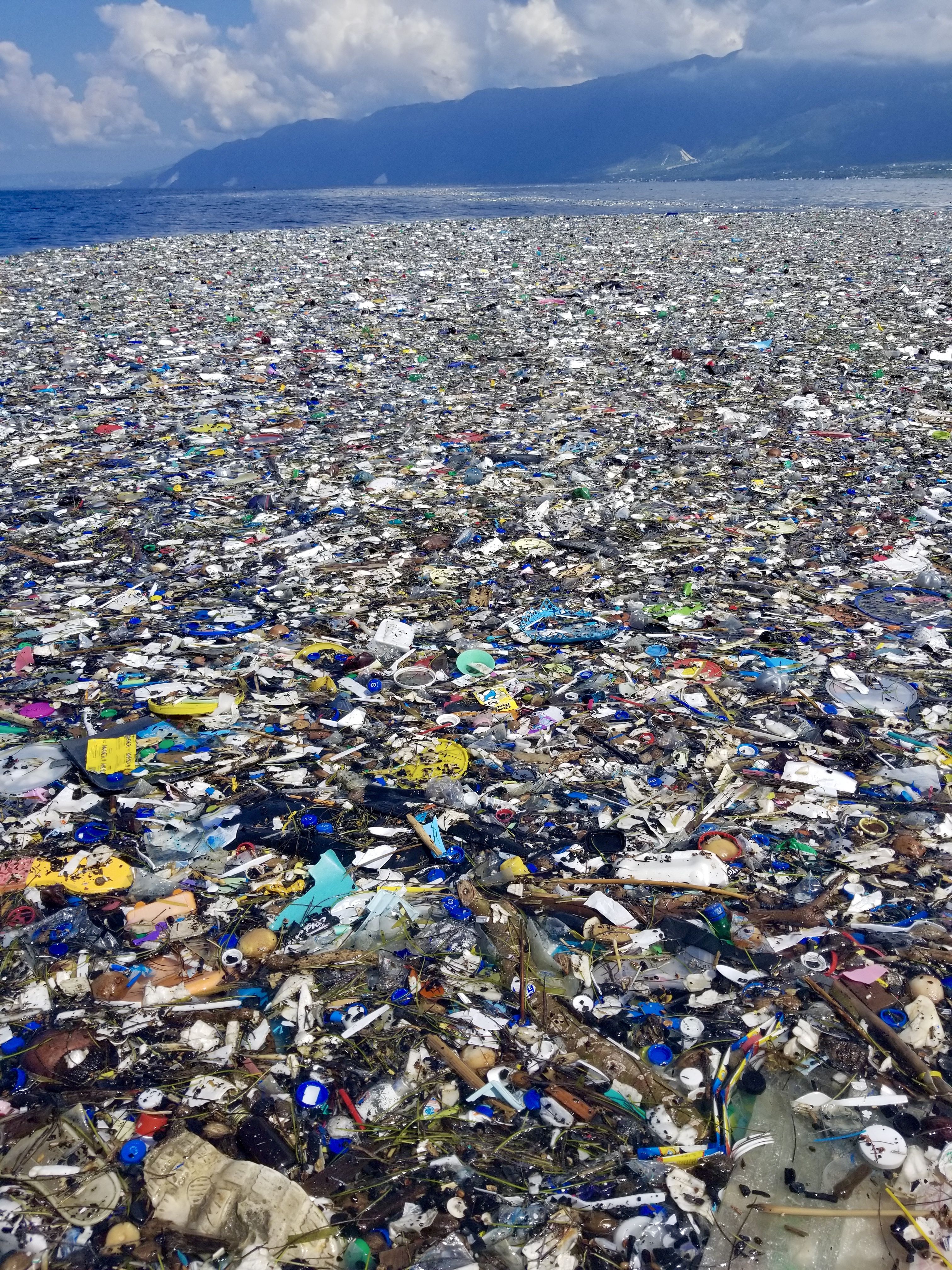 تصویر باور نکردنی از زباله های سطح ساحل در ابعاد وسیع