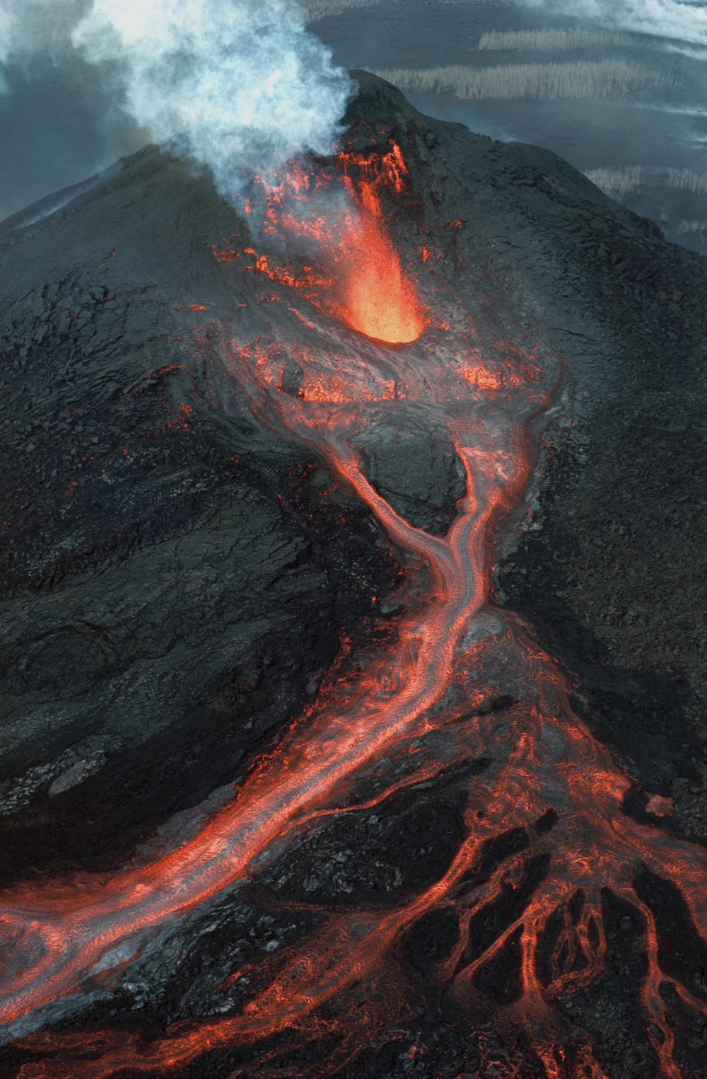 عکس زمینه Full HD از مسیر گدازه های آتش روی کوه آتشفشان