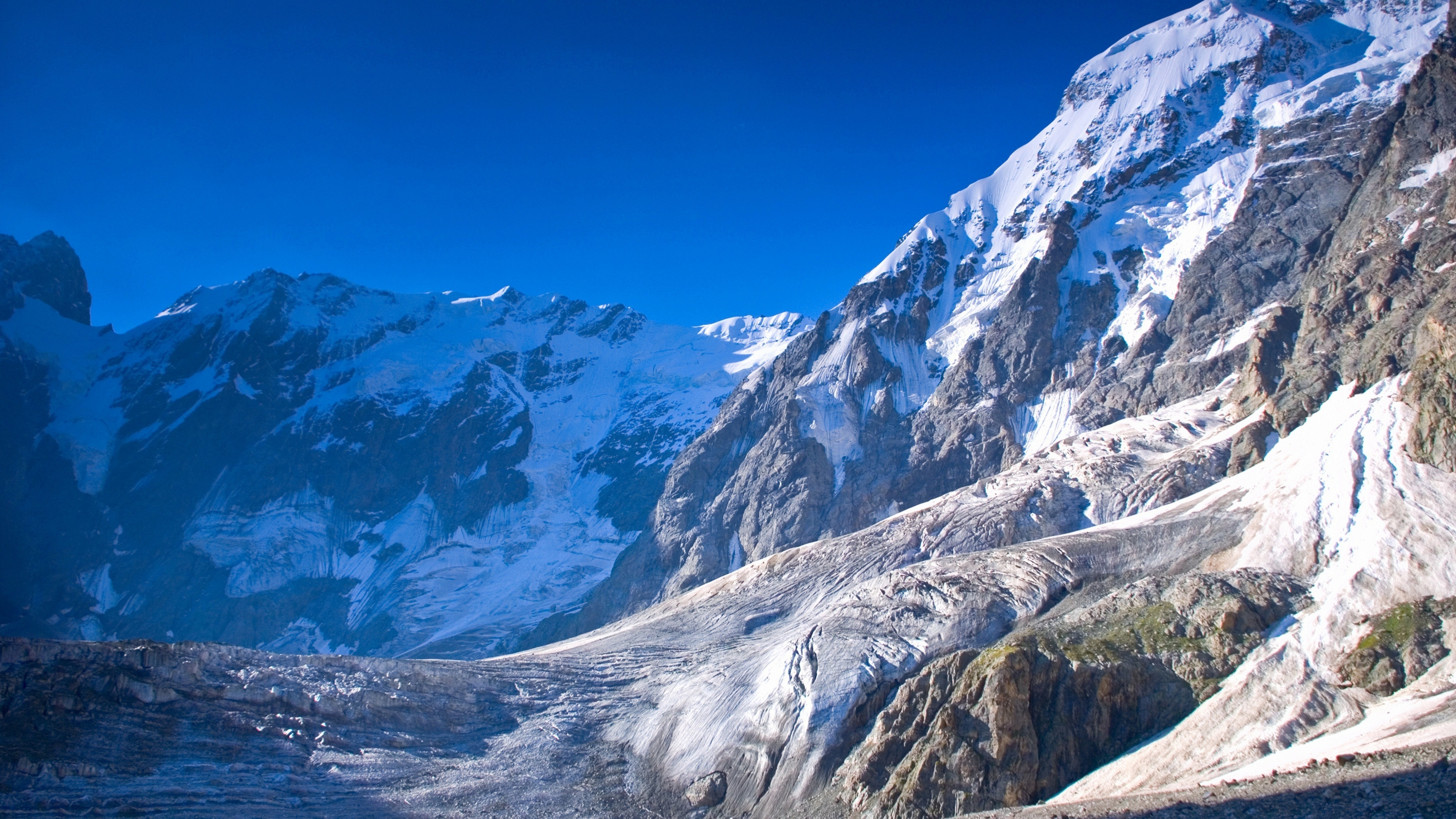 تصویر خوشگل طبیعت با طرح کوهستان سرد و خشک زمستانی