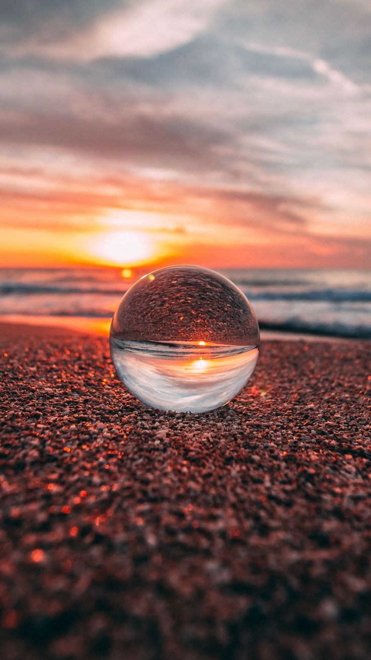  بک گراند hd شگفت انگیز از تیله شیشه ای در ساحل دریا برای موبایل