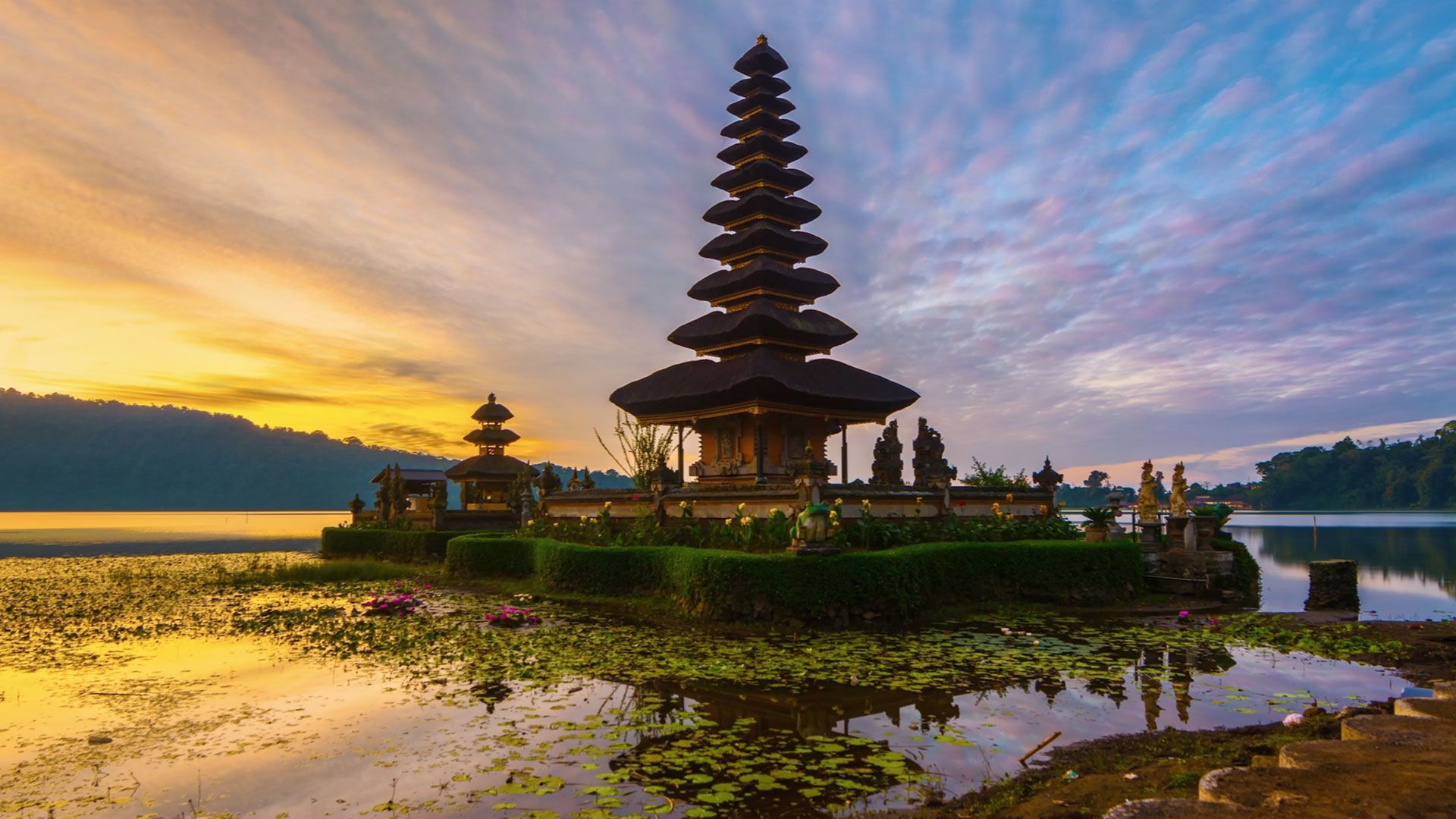 بهترین نمای 4k معبد وسط دریاچه براتان در جزیره بالی