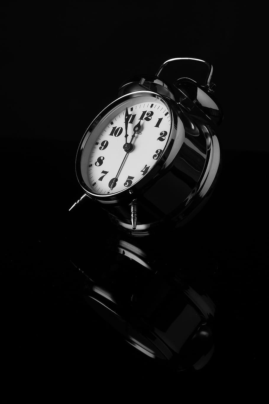 زاویه جالب از ساعت زنگدار رومیزی با زمینه سیاه خاص