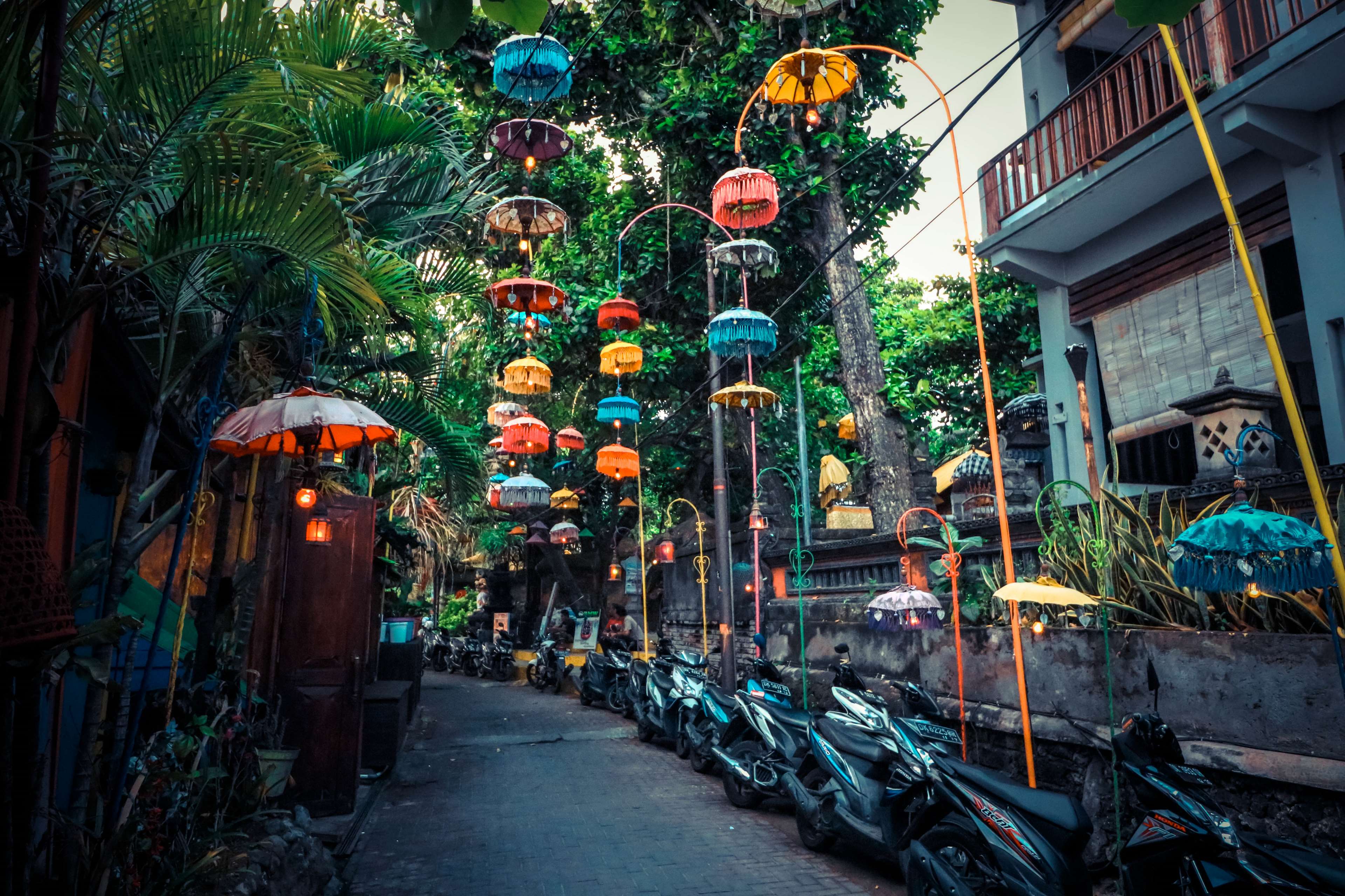 نمای 4k از خیابان دلگشا در بالی با چراغ های آویز رنگی