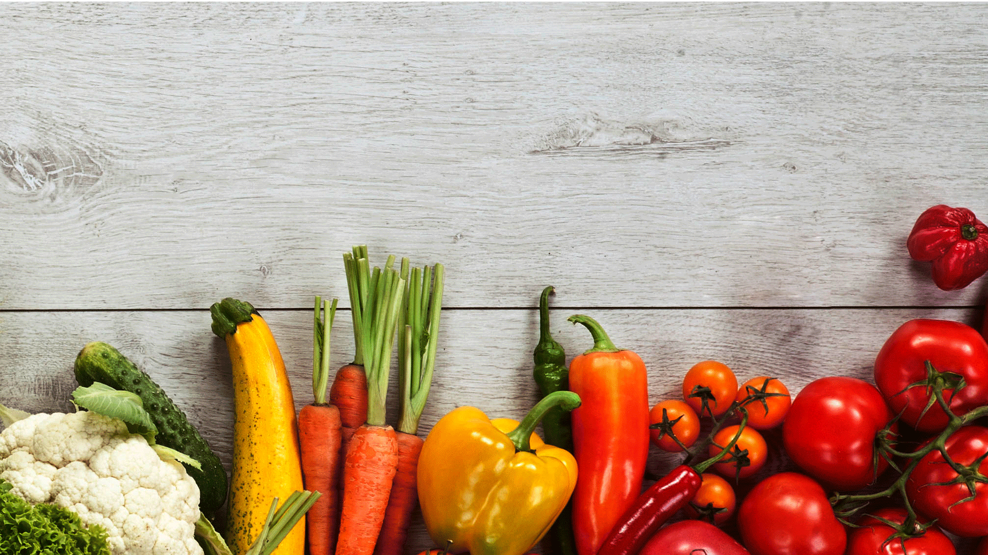 تصویر سبزیجات و میوه های رنگارنگ با زمینه خاکستری 