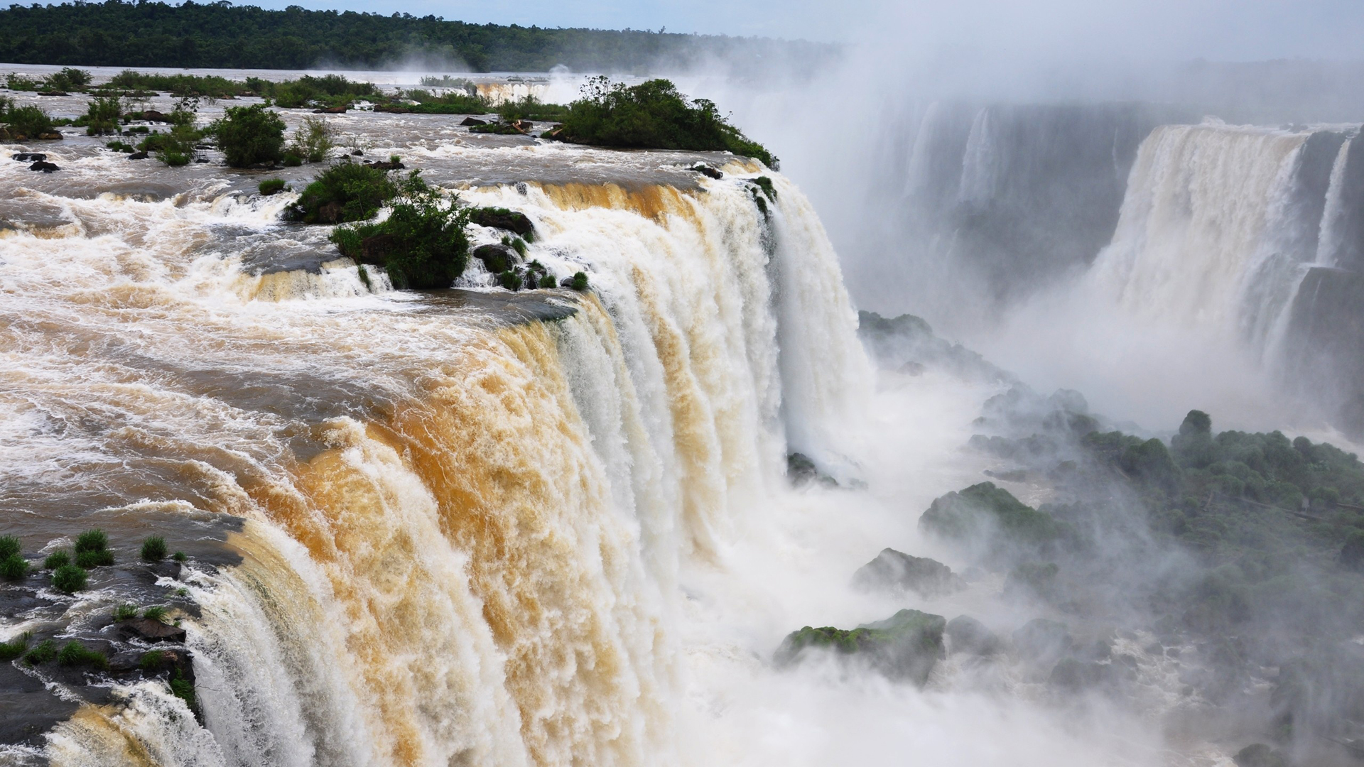 تصویر آبشار بزرگ و خروشان با کیفیت 4k مخصوص چاپ