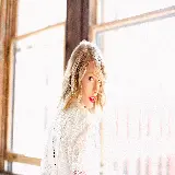 چاپ قاب موبایل و گوشی دانلود عکس Taylor Swift با تیپ سفید زیبا برای پروفایل