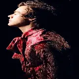 چاپ قاب موبایل و گوشی نیم رخ جذاب Harry Styles با لباس قرمز رنگ خاص