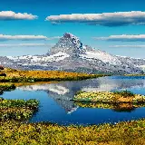 تصویر زمینه زیباترین دریاچه روی کوه بلند و اسرار آمیز و زیبا