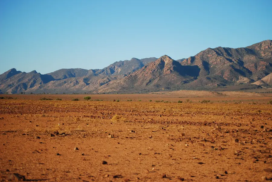 تصویر بیابان خشک و بی آب و علف برای تحقیق در رابطه با صحراها