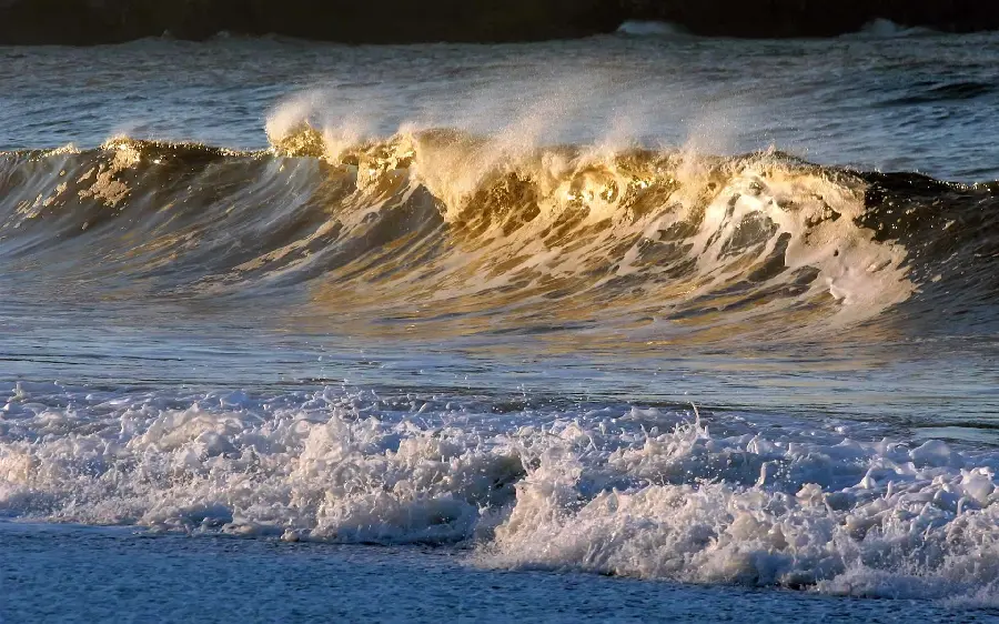 عکس منحصر به فرد و دیدنی از اب زیبا با موج های قشنگ 