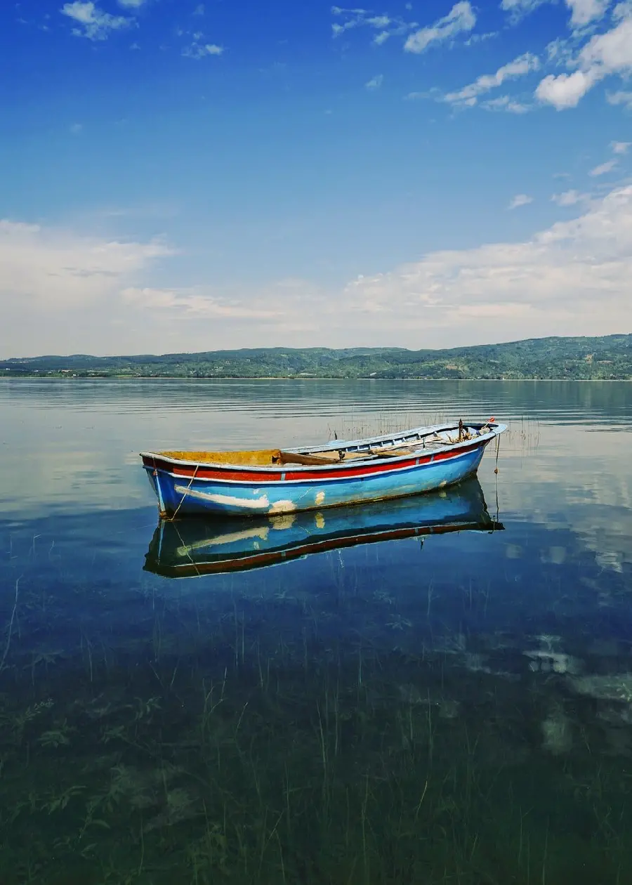 دانلود عکس باشکوه قایق پارویی تنها روی آب تمیز دریاچه