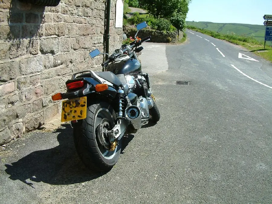 دانلود رایگان عکس موتور Honda CB1300 در گوشه خیابان