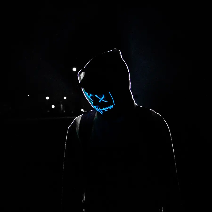 عکس پرطرفدار نقاب سیاه پسرانه با طرح خطوط آبی درخشان