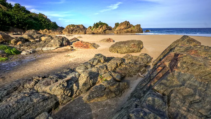 عکس زمینه طبیعت سنگی یک ساحل خوش آب و هوا مخصوص لپتاپ