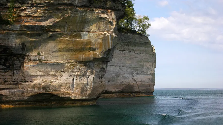 قاب Full HD جالب از صخره های سنگی مرتفع در همسایگی دریا آبی