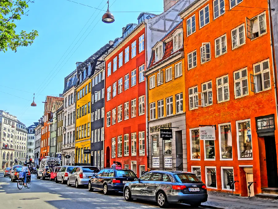 تصویر ساختمان های رنگارنگ در شهر اروپایی فول اچ دی برای والپیپر 