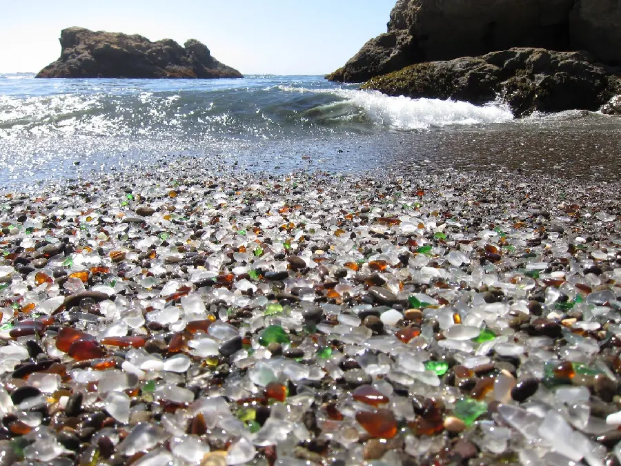 عکس با کیفیت ساحل پر از انواع سنگ کریستالی و شیشه ای دیدنی
