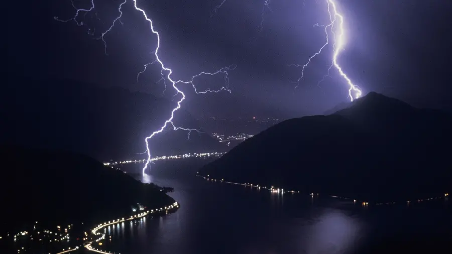 تصویر رعد و برق زیبا و خطرناک بر فراز رودخانه منطقه کوهستانی