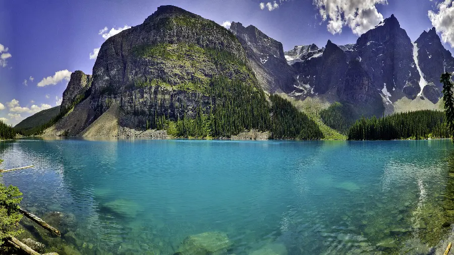 تازه ترین والپیپر دریاچه آبی خنک میان کوه های سرسبز با کیفیت 5K