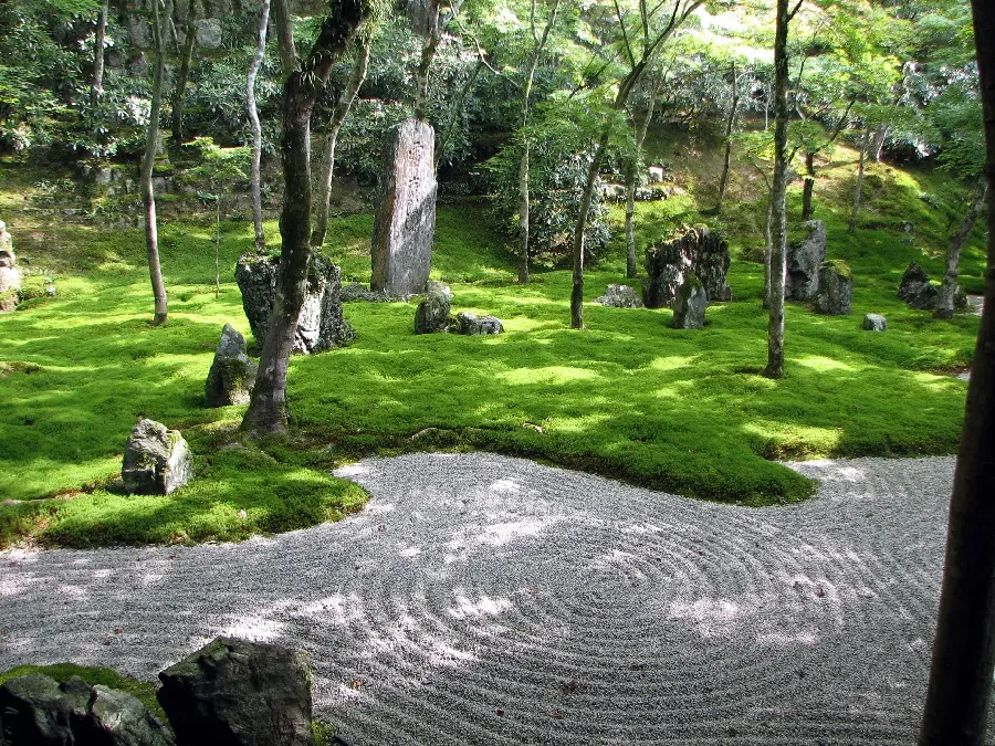 نمای خوش رنگ از باغ سنگ ذن در کشور ژاپن برای استفاده در اینستاگرام