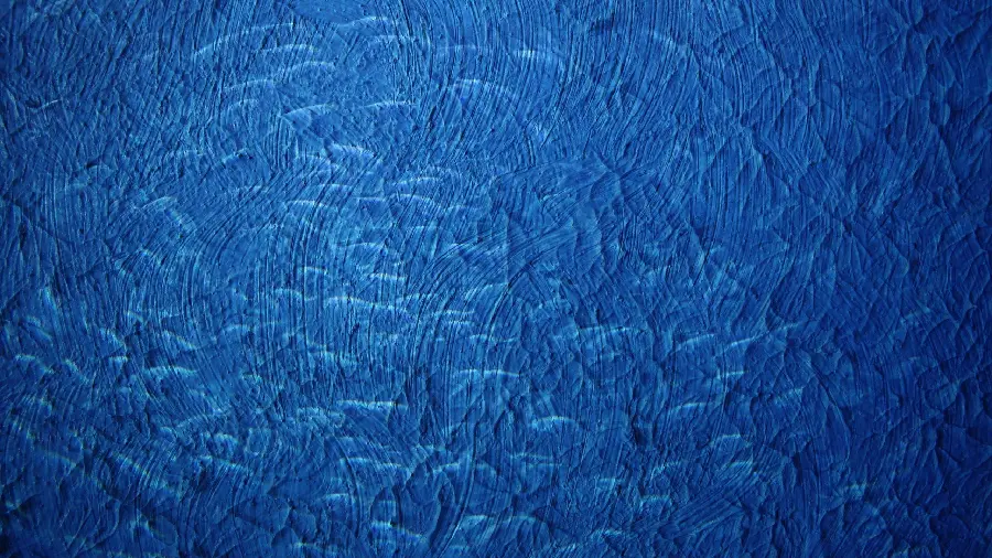 والپیپر جذاب از دیوار رنگ شده با رنگ آبی با پترن موج های کوچک