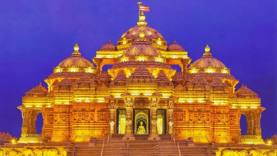 جذاب ترین پس زمینه معبد با طرح چندگنبدی و نمای طلایی در هند