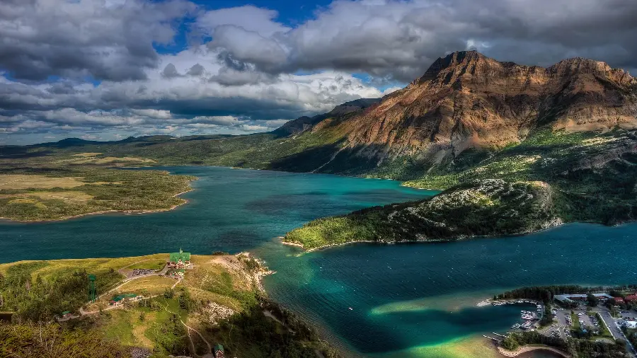 عکس خارق العاده و رویایی از کوه های سبز در کنار دریاچه 