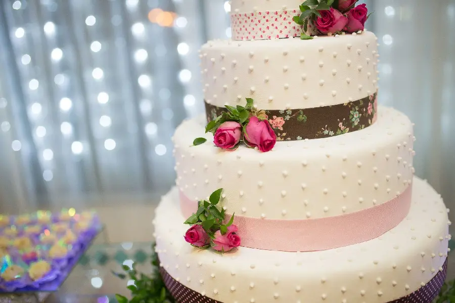 دانلود شیک ترین عکس کیک عروسی چند طبقه با روبان های رنگی