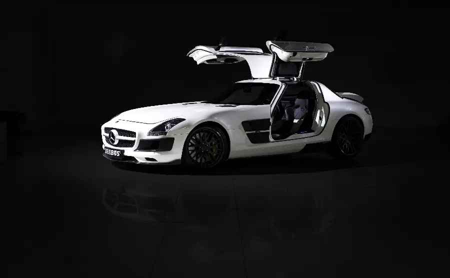 تصویر زمینه مرسدس بنز SLS AMG اسپرت با درب بال شاهین