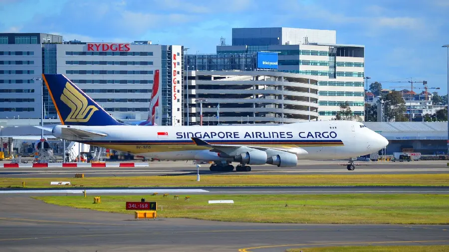 تصویر جالب از هواپیمای باربری طویل متعلق به سنگاپور 