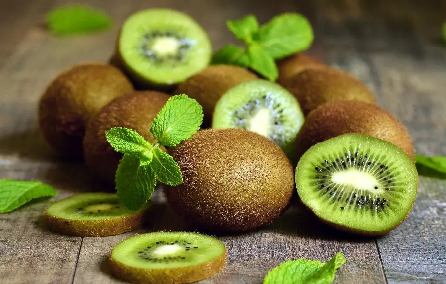عکس تزئین میوه کیوی Kiwi با برگ های نعنا خوش عطر