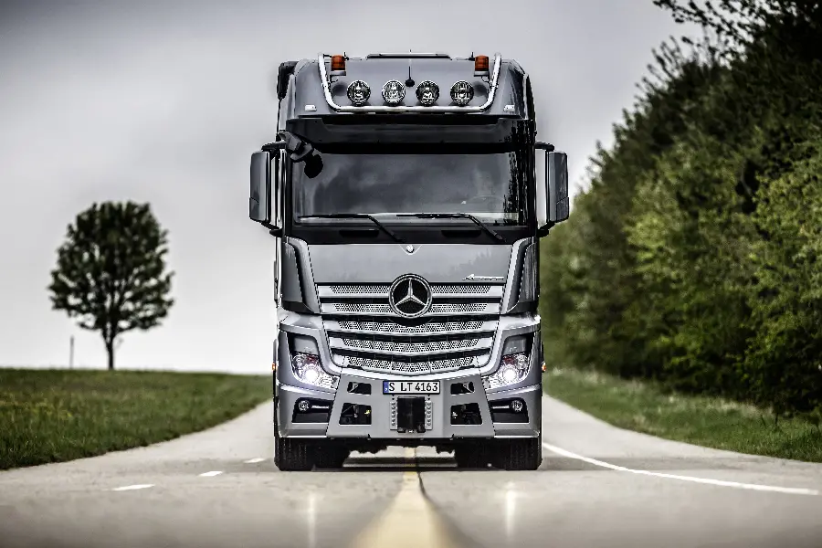 عکس پروفایل کامیون خفن Mercedes Benz Actros به رنگ خاکستری