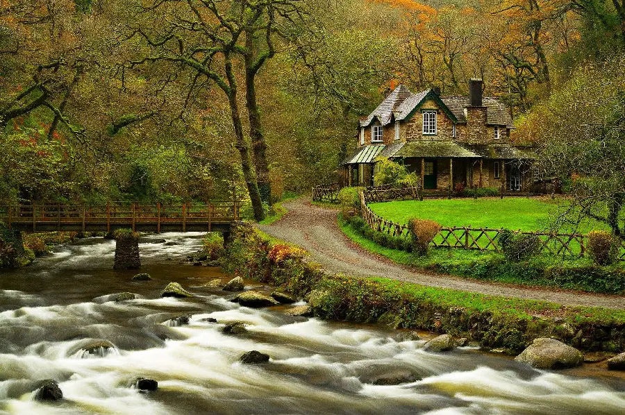 تصویر زمینه خانه قدیمی در منظره سرسبز و رودخانه پر آب و زیبا