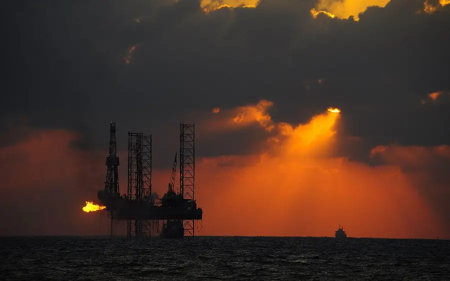 جدیدترین تصویر سکوی نفتی فرا ساحلی روی آب هنگام طلوع خورشید