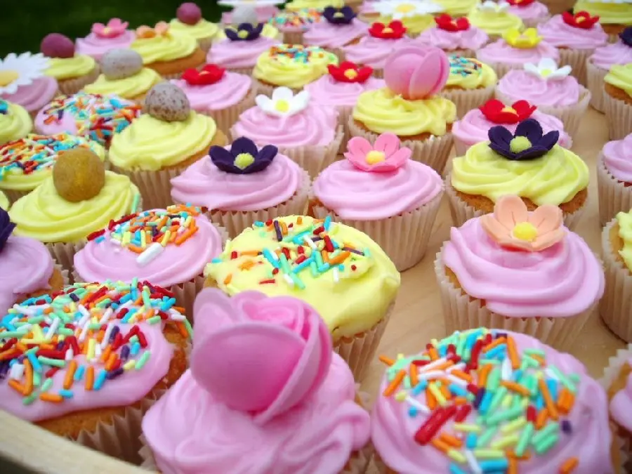 بک گراند کاپ کیک های با طرح گل برای مراسم و جشن های مختلف 