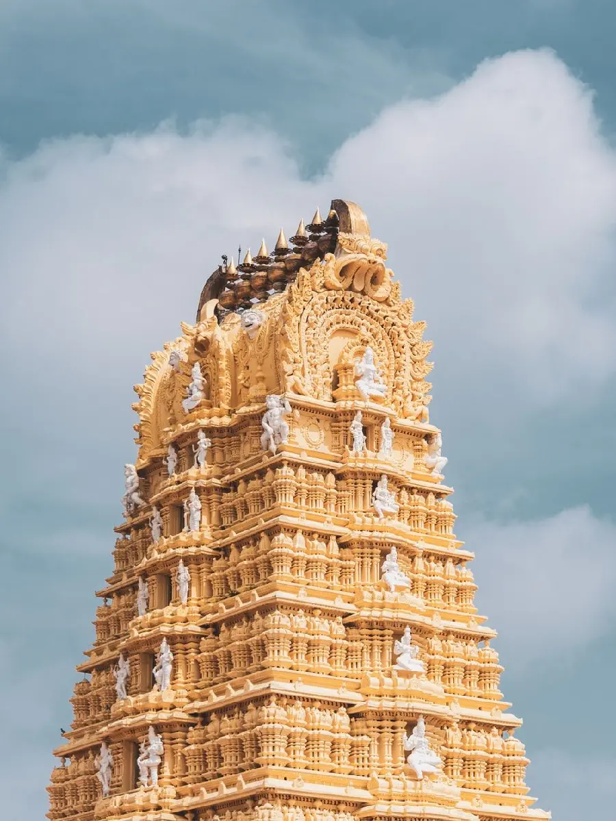 عکس پروفایل خاص معبد چند طبقه در هندوستان با طرح طلایی