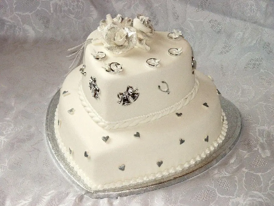 تصویر استوک منحصر به فرد کیک قلبی شکل دو طبقه مخصوص عروسی
