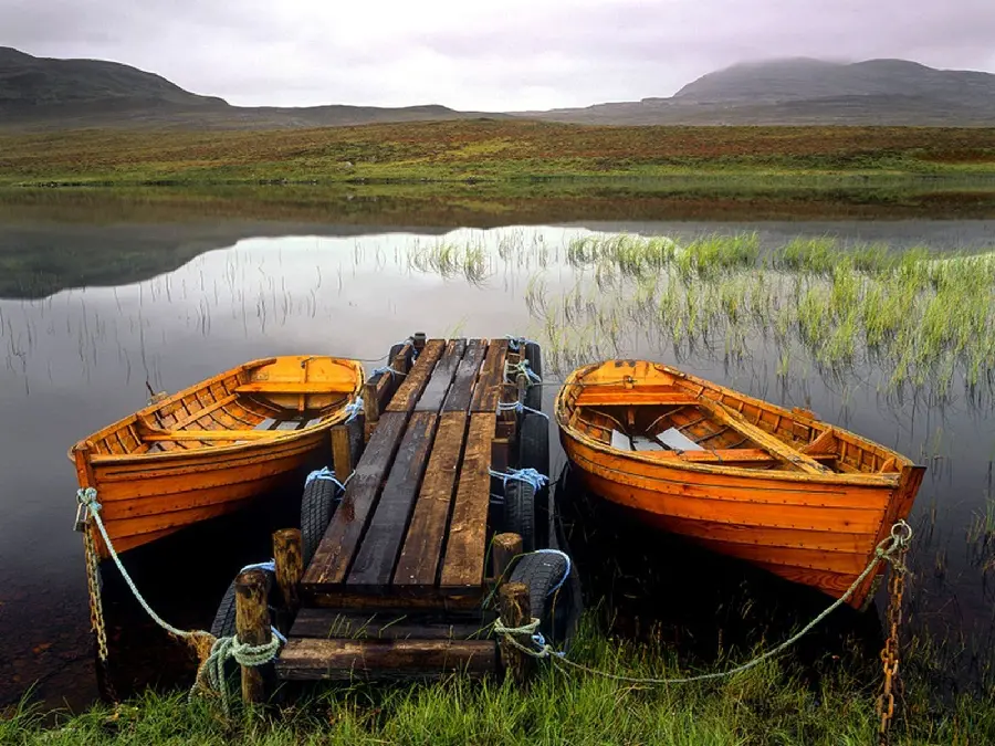 بهترین تصویر قایق های چوبی پارویی بسته شده به شناور چوبی