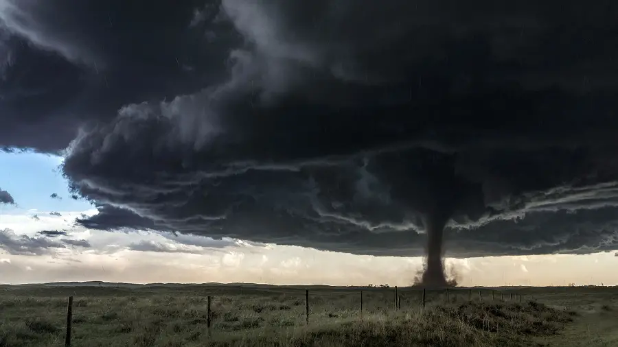 دانلود عکس ترسناک گردباد Tornado گسترده شده در آسمان