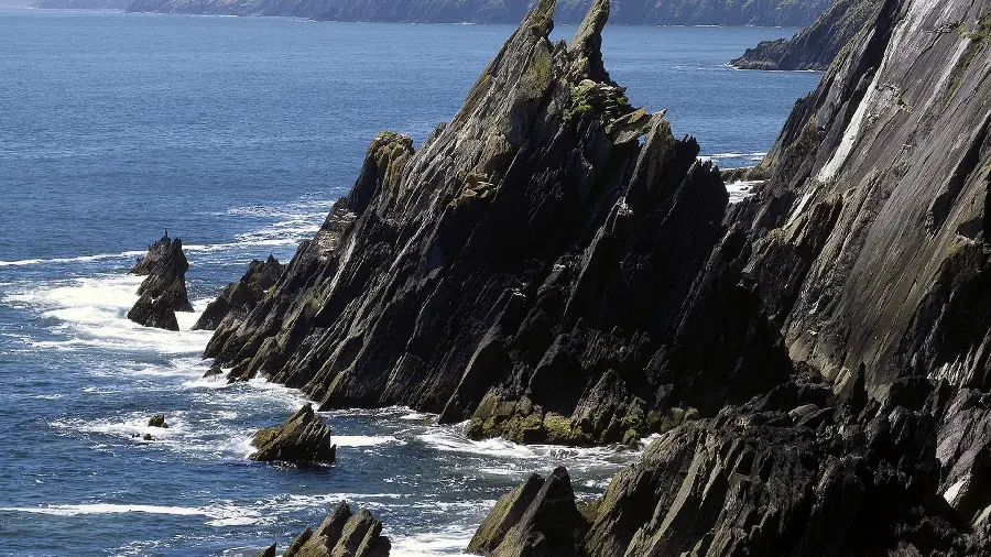 عکس زمینه باکیفیت صخره های ساحلی در گوشه تصویر برای لپ تاپ