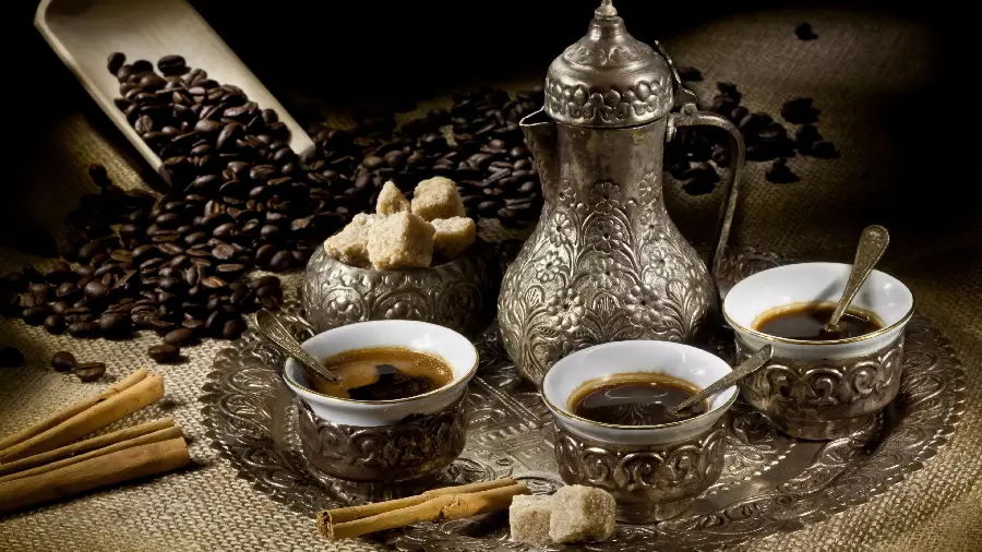 عکس قهوه جوش و فنجان های نقره ای در سینی قهوه خانه