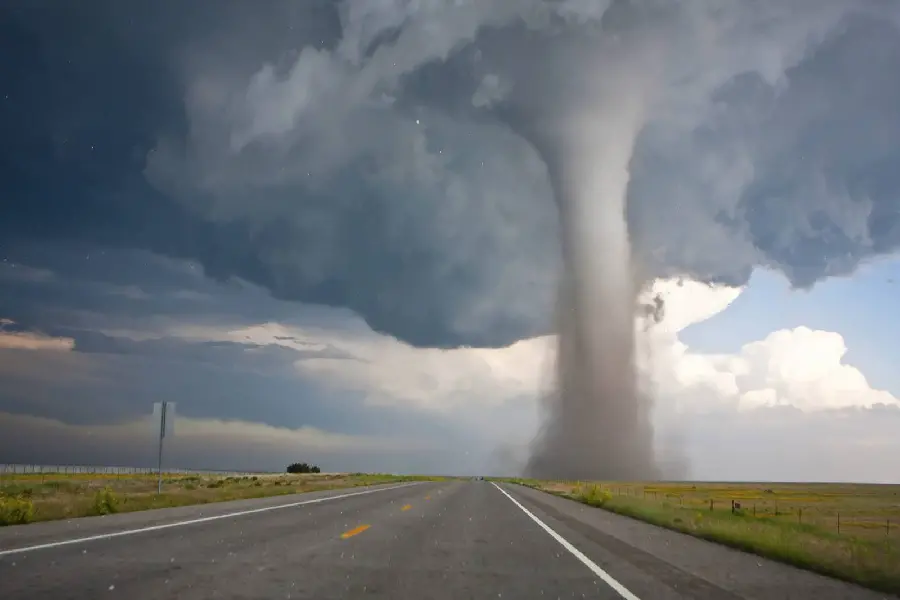 بهترین عکس استوک گردباد واقعی در جاده ی دور افتاده و خلوت