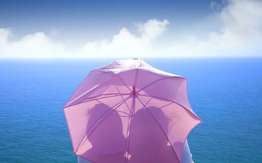 دانلود عکس چتر زیبا در کنار ساحل با هوای پاکیزه 