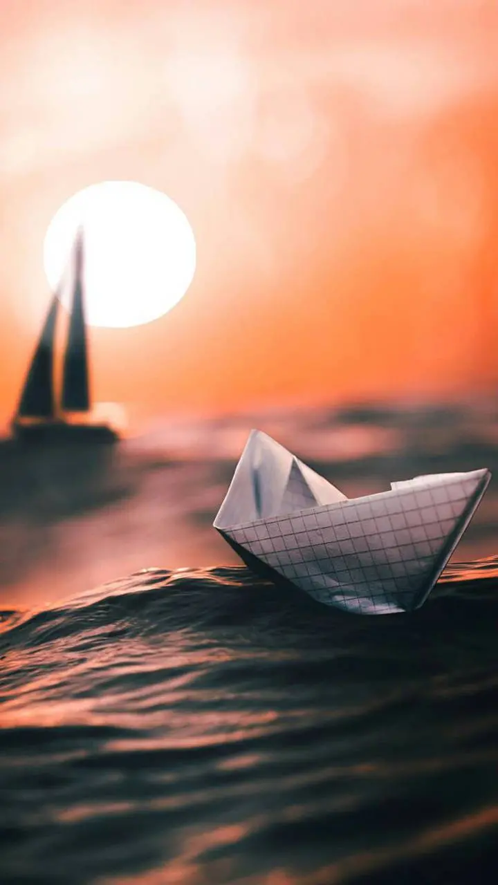 جذاب ترین والپیپر قایق کاغذی روی آب دریا هنگام غروب خورشید