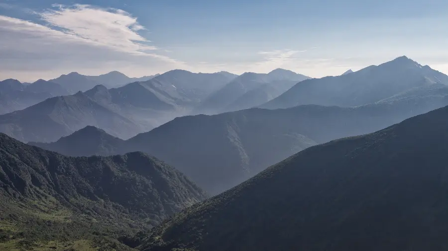 عکس تصویر زمینه از کوه های سر به فلک کشیده و پی در پی