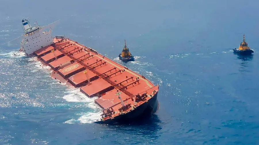 عکس لحظه جالب کشتی نفت کش غول پیکر در حال غرق شدن