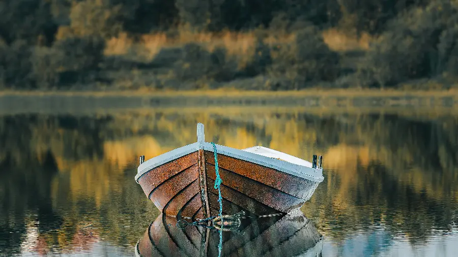 خوشگل ترین عکس قایق چوبی پارویی تنها برای پوستر زیبا