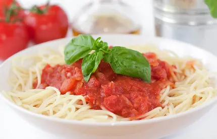 نگاره ای زیبا از پاستا همراه با سس گوجه فرنگی 