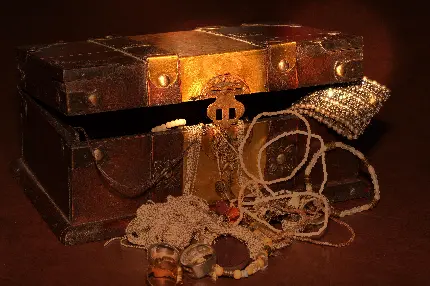 عکس فانتزی صندوقچه گنج با زیورآلات به سبک باستانی و افسانه ای