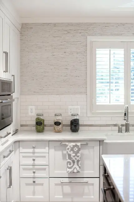 تصویر دکوراسیون مدرن آشپزخانه با کابینت های فلزی سفید